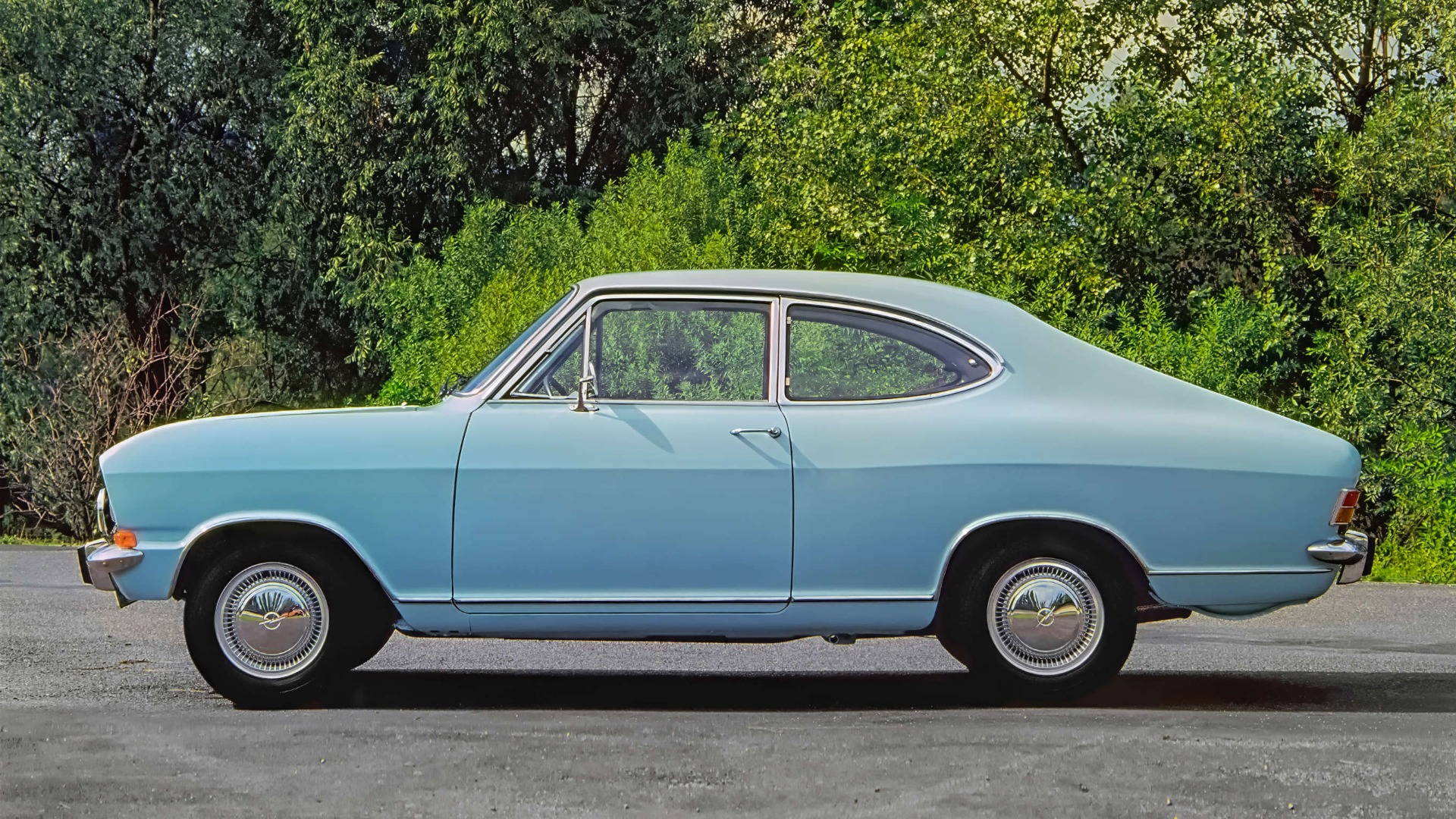 Купе Opel Kadett блакитного кольору