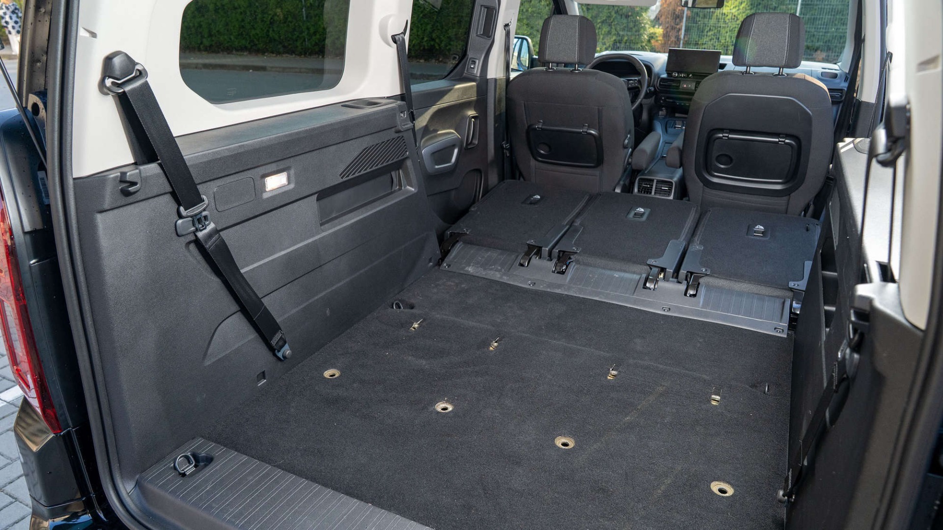 Складений другий ряд сидінь у салоні Opel Combo