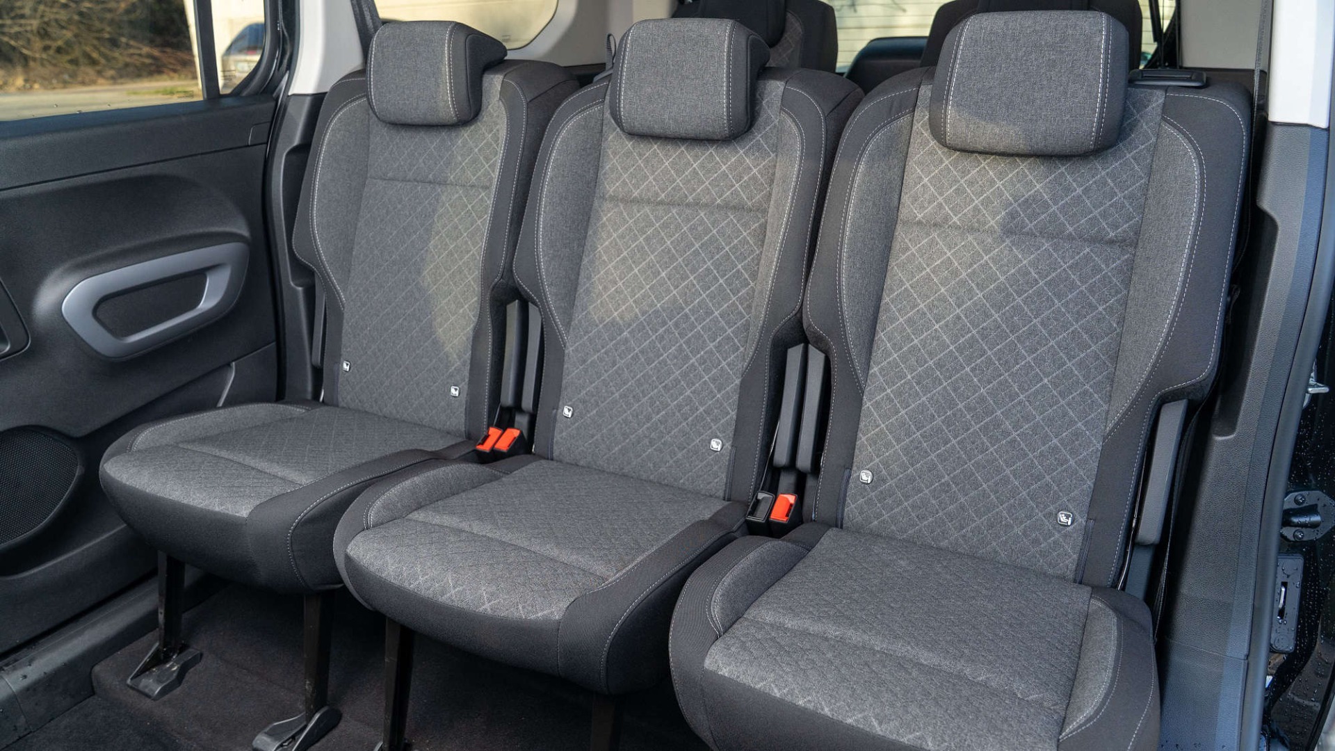 Другий ряд сидінь у салоні Opel Combo