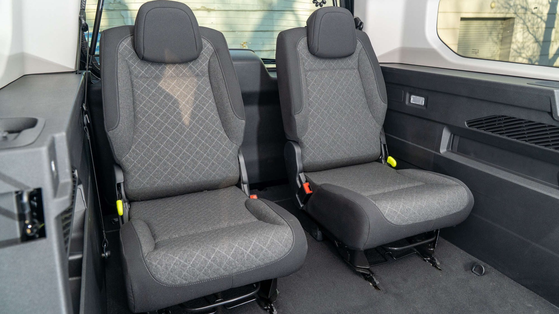 Третій ряд сидінь у салоні Opel Combo