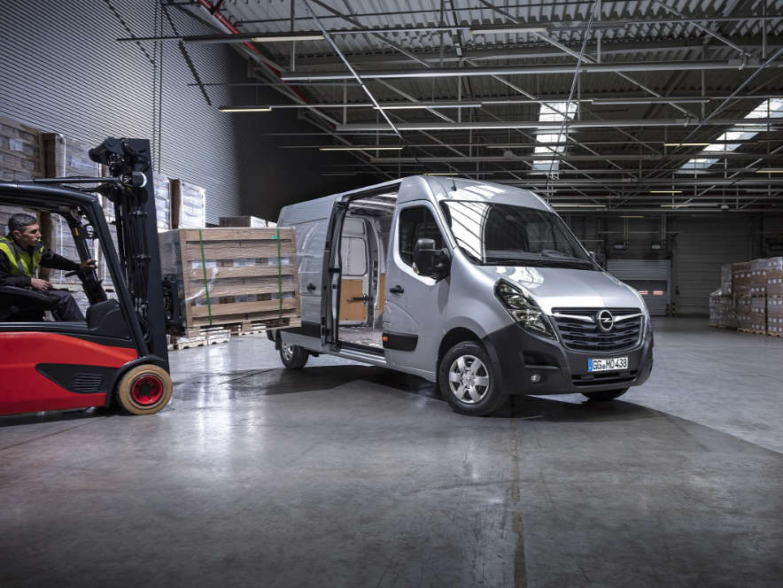 Opel Movano, вигляд з правого боку, процес завантаження