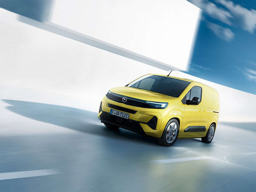 Вигляд спереду на Opel Combo Cargo Electric жовтого кольору у русі