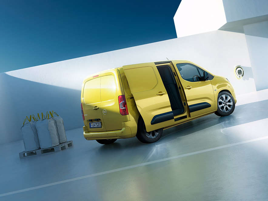 Вигляд з правого збоку на Opel Combo Cargo Electric з відчиненими відсувними дверима