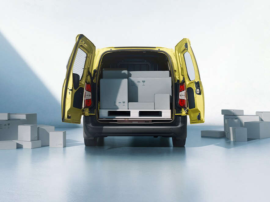 Вигляд ззаду на фургон Opel Combo Cargo жовтого кольору