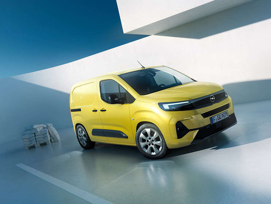 Вигляд спереду на Opel Combo Cargo жовтого кольру