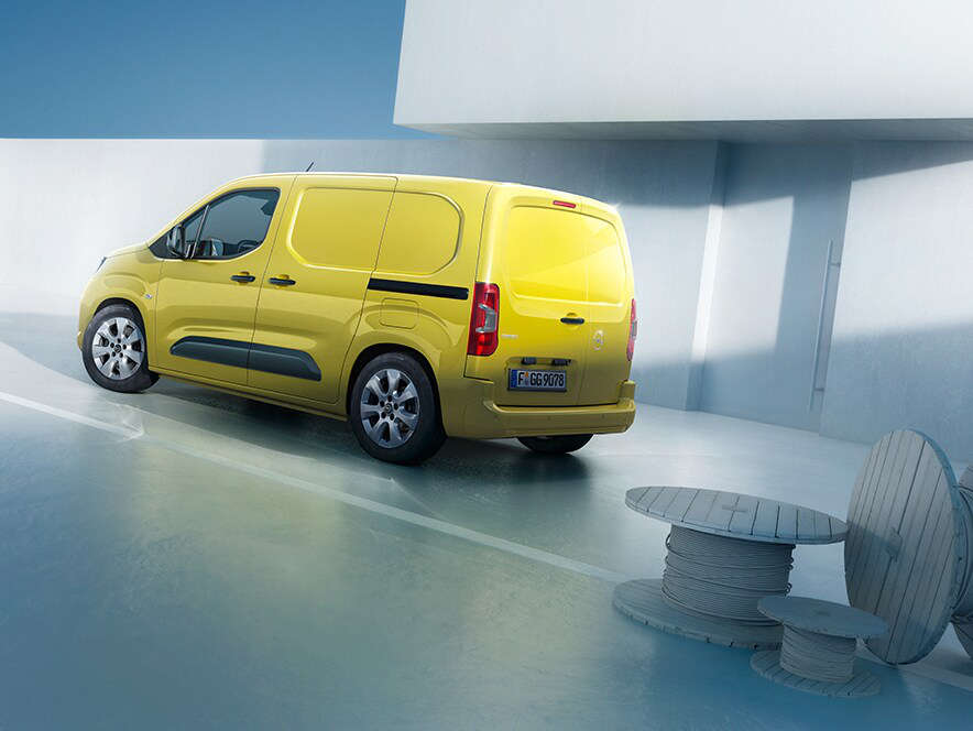 Opel Combo Cargo жовтого кольору, вигляд з лівого боку