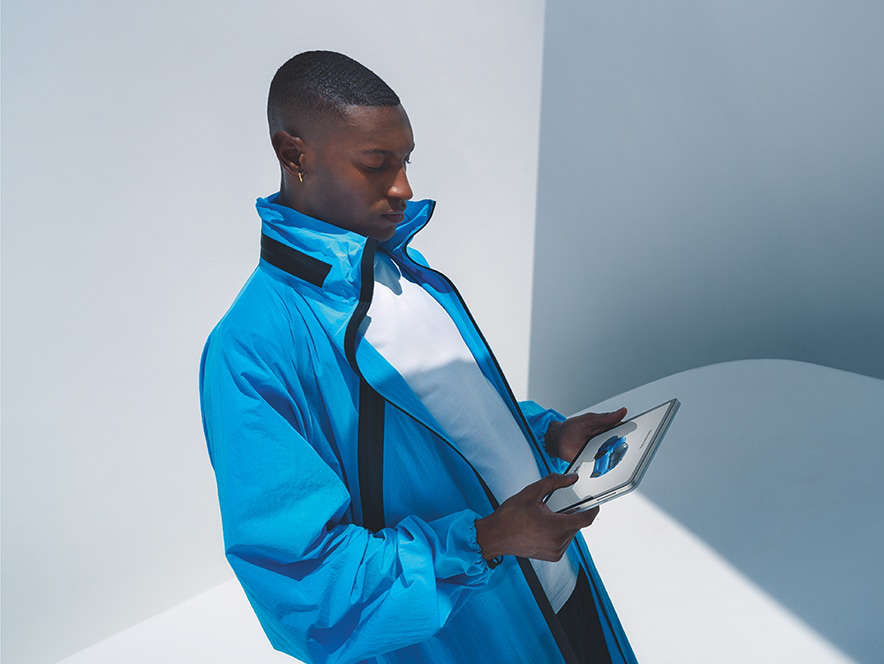 Чоловік тримає у руках електронний планшет