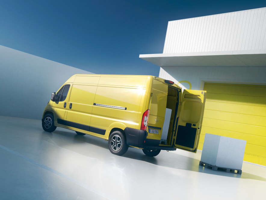 Opel Movano з відчиненими задніми дверима