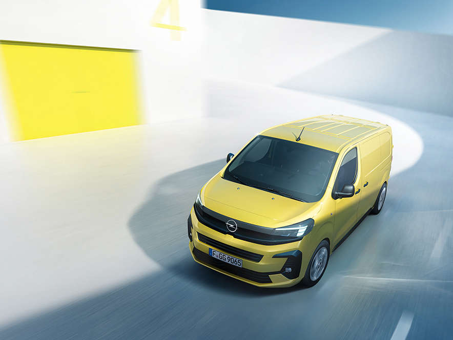 Вигляд спереду зверху з лівого боку на фургон Opel Vivaro у русі
