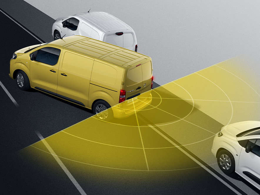 Вид зверху на фургон Opel Vivaro на дорозі з акцентом на камеру заднього огляду на 180 градусів