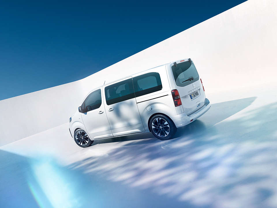 Вигляд ззаду з лівого боку на Opel Zafira білого кольору