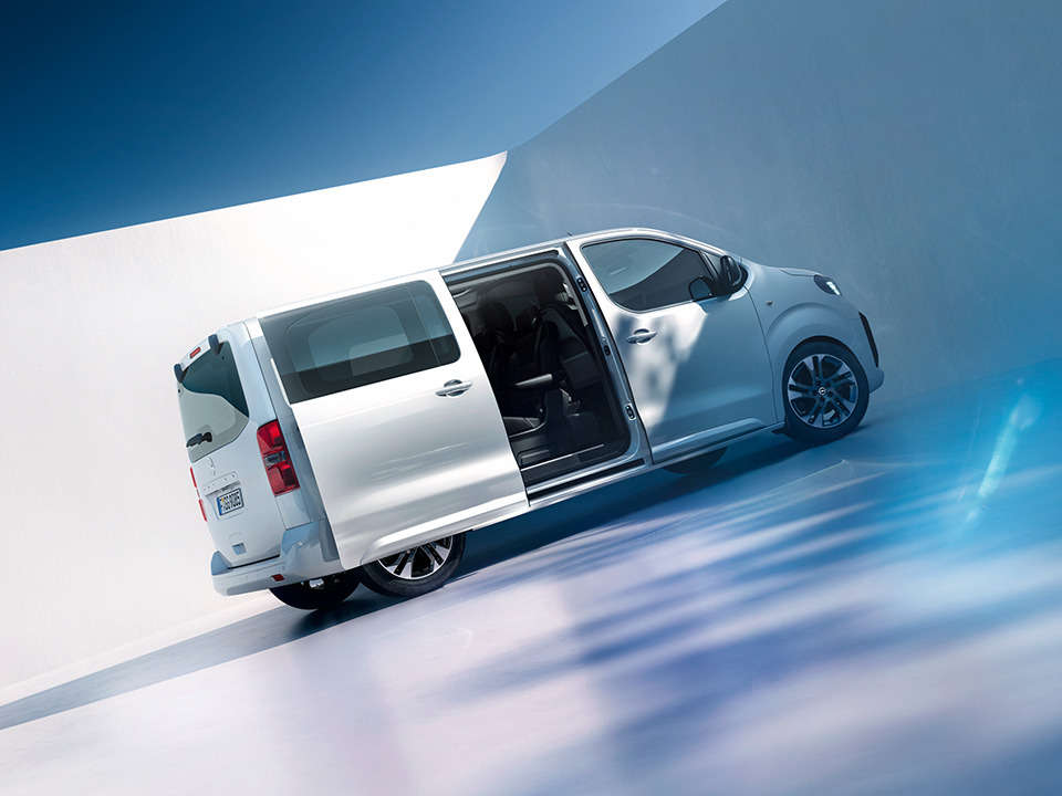 Вигляд з правого боку на мінівен Opel Zafira білого кольору з відсувними дверима